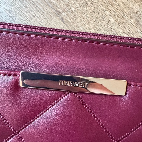 🖤2/$40 NWOT Nine West Burgundy Quilted Clutch - Picture 2 of 4